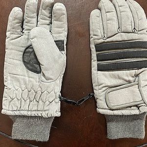 Black and gray boys snow gloves